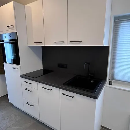 Sarah דירה שרונס